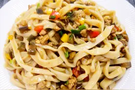 教您用茄子加这几样，不过油很健康，搭配手工荞麦面，又香又劲道图片