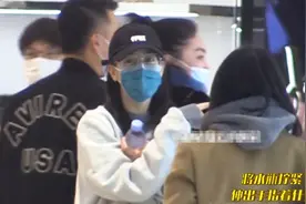 迪丽热巴不修边幅逛商场，手里提满奢侈品，边走边掏耳朵不顾形象图片