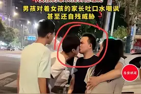 重庆某00后混混带女孩瞎混被找到，当街将口水吐到女孩父亲嘴里图片