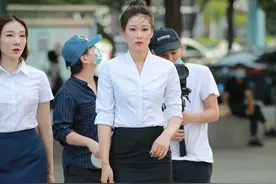 性感小姐姐，白衬衫搭配包臀裙穿搭，休闲气质满满图片