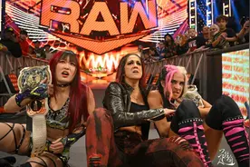 WWE宝冠大赛前夕重磅腰带易主，卢米斯阴魂不散只为追讨欠薪？图片