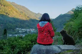 那年我跟朋友去山里要账，半夜醒来身边多了个女人，她让我赶紧跑图片