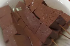吃完动物血大便发黑什么原因？是身体在排毒，还是身体出了问题？图片