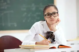只会听读写26个英文字母，除了死记硬背，还有什么好方法？图片
