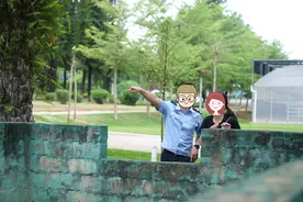 榜样！女儿为不能露脸的父亲佩戴一等功奖章图片