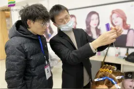 广西烫染美发课堂：美发初学者如何练习上杠？图片
