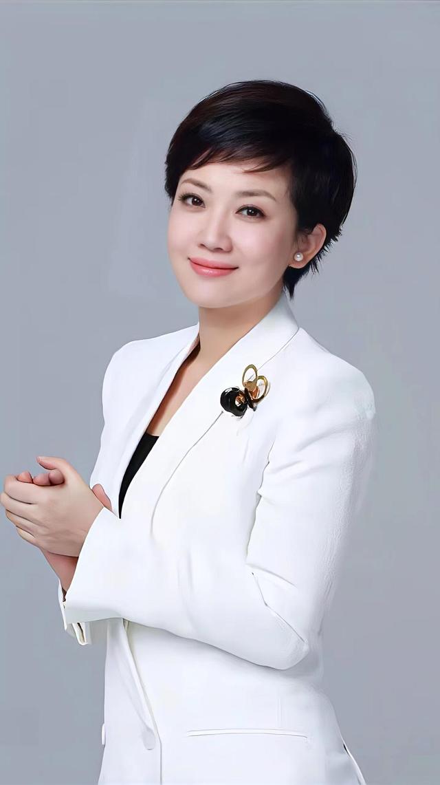 央视"十佳主持人"名单:康辉名列榜首,4位女主播太亮眼(央视百位主持人