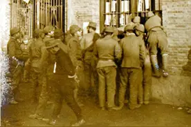 抗日老照片1937年，英国记者留守南京，写下了日军糟蹋妇女暴行图片