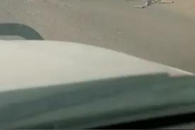 中国撤侨路上车坏了，苏丹叛军帮换车胎！网友：战狼都不敢这么拍图片