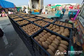 乌鲁木齐：新联市场物资供应充足图片