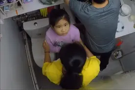 香港单亲母女在8㎡劏房中住4年，马桶放在厨房里，网友：服了图片