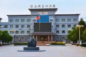 新疆铁门关市米兰镇有米兰古城，这里通了火车，盛产黑枸杞和灰枣图片