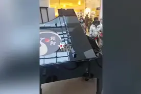 （视频）@太原人！老人商场内优雅弹钢琴，老伴温柔站一旁欣赏等候：喜欢就多弹会儿图片