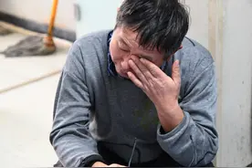 老夫妻携百万存款回农村养老，才三个月就后悔：吃顿排骨都得关门图片