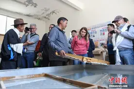 中外记者参访西藏尼木藏香、藏纸制作 感受藏文化独特魅力图片