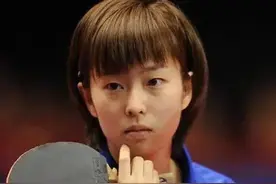 清纯漂亮的石川佳纯，少女时期与刘诗雯的合影太可爱，还戴眼镜图片