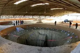 1971年河南发掘含嘉仓，专家在木板缝取得的谷粒，千年后仍能发芽图片