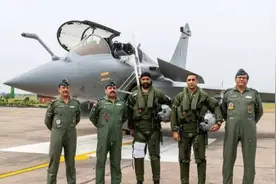 印度阵风完胜歼20？美媒表示并不认可：歼16都不如，先和歼11比比图片