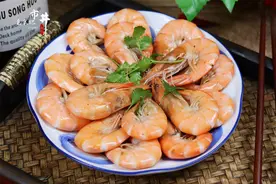 吃白灼虾，别丢锅里就煮，教渔民的做法，滋味鲜美，虾肉有弹性图片