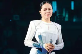 知名女星开演唱会！霍启山现身支持穿西装帅气十足，39岁单身多年图片