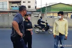 柬埔寨一男子抢包拿走现金后，将证件还给受害人图片
