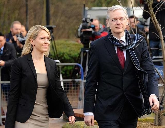 曝光美国大量黑料，掀翻希拉里，他是被美国全球通缉的顶级黑客