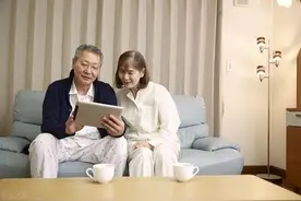 教授与住家阿姨图片