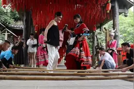 绿色中国文艺轻骑兵齐跳竹竿舞图片