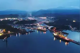 青山控股旗下的中印综合产业园区青山园区及其码头设施图片
