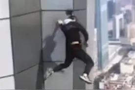 2017年，湖南穷小伙为救母冒险，因10万元不幸从62楼坠亡图片