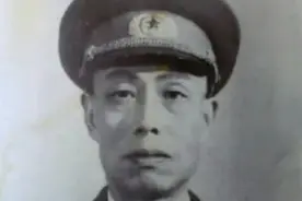 司令员下连队视察，看到一老兵后被吓了一跳，连忙迎上去向他敬礼图片
