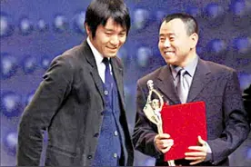 周星驰迎60岁生日，跟众星罕见合影曝光，与潘长江同台摸甘比下巴图片