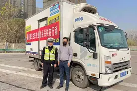 驰援西安货车高速公路走错路，武汉交警帮其重回正确线路图片