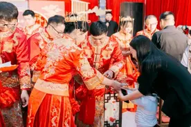 浙江暴发户结婚，别墅里办酒席，一桌18个菜1000元，大办40桌图片