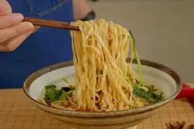 商贩卖的湿面条，为什么不会粘在一起？答案或与你想的不一样图片