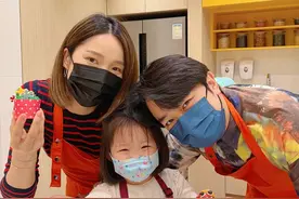 李亚男晒一家美照，1岁小女儿已会走路，王祖蓝靠妻子怀中太甜蜜图片