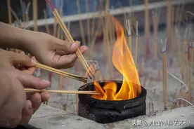 一对中年男女如此虔诚的在庙里跪拜烧香，求官、求财、还是求子？图片