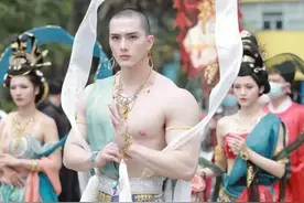 脸是小鲜肉，身体是猛男，被称“肌肉男菩萨”网友：快来我家化缘图片