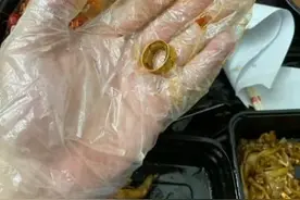 小伙点小龙虾吃出7000元金戒指：已将戒指退还图片