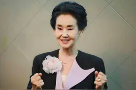 优雅到骨子里的50+妈妈：不披丝巾，发不过肩，妆容淡雅，好美图片