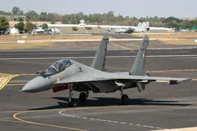 印度总统乘苏30飞临喜马拉雅山，歼16可战巡雅鲁藏布江回应图片