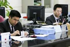 父亲去世后，那个和父亲生活十多年的继母，被送去了养老院图片