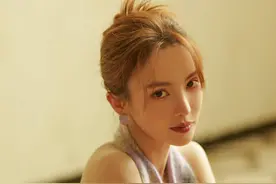 金晨穿露背装秀完美蝴蝶骨，手臂肌肉线条完美图片