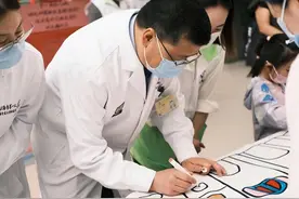 血液病患儿康复后重回医院收获节日祝福 专家：80%以上急性淋巴细胞白血病患儿都可治愈图片