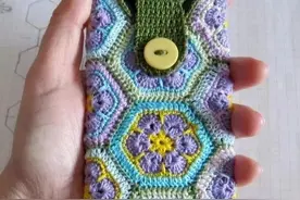 不爱背大包的你一定得带手机包，精致又漂亮的钩针包来看看图片