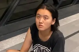 爷孙恋女主流落街头偷外卖，精神恍惚不复从前，爷爷早已去世！图片