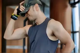 尼格买提近照满身肌肉！孤身一人被疑婚变，夫妻结婚九年从未同框图片