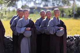 中国罕见的女苦行僧，风餐露宿戒律严明，一日一餐，终生不可碰钱图片