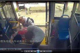 武汉女司机的这一抱太暖心了 全体乘客为她点赞图片