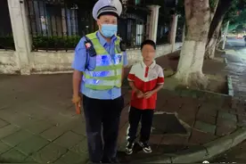 云浮一小孩迷路，交警暖心护送回家图片